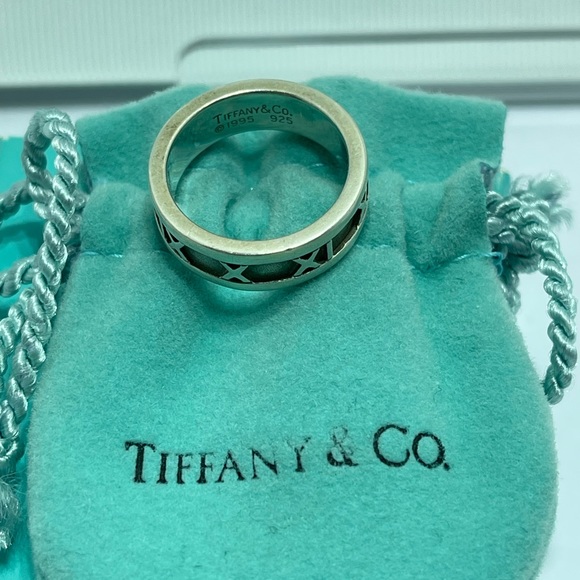 - Tiffany and Co. Atlas Ring size6 in silver 925. Comes with pouch and box. - Picture 9 of 14